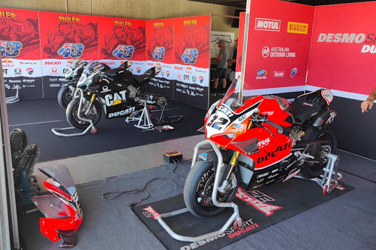 Miller teilt sich mit Oli Bayliss die Box