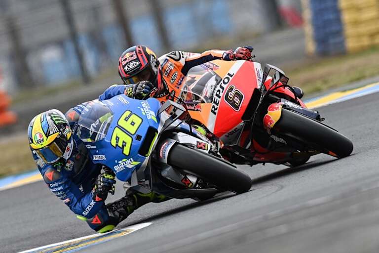 Der WM-Zweite Joan Mir wird von Stefan Bradl verfolgt