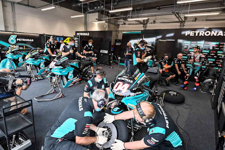Misano 2021 teilten sich die #46 und die #4 erstmals die Petronas-Yamaha-Box