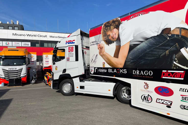 Der Truck der SIC58-Squadra traf gestern gegen 11 Uhr im Paddock ein