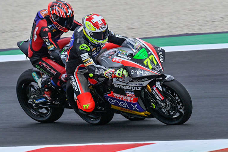 Entscheidung in Misano: Aegerter (77) lässt Torres nicht viel Platz