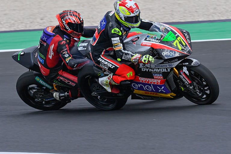 Domi Aegerter geriet bei seinem Manöver weit neben die Ideallinie