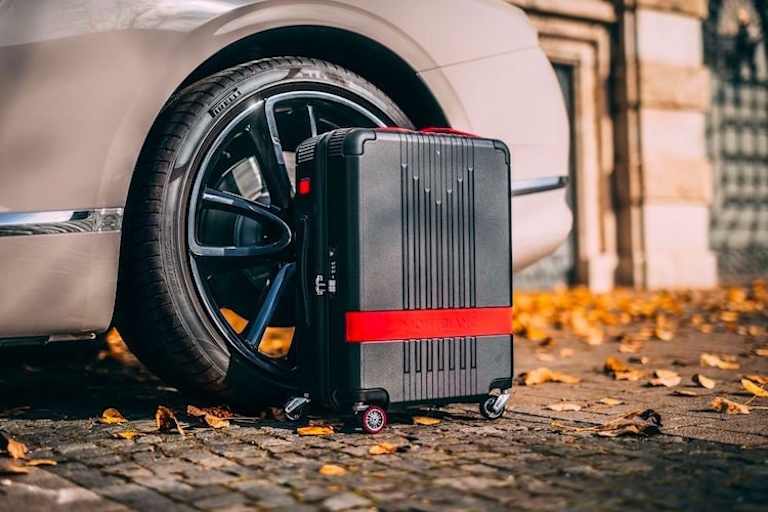 Wer Wert auf exzellenten Grip und einen transparenten Grenzbereich legt, der wählt den Pirelli P Zero - auch auf dem Rollkoffer