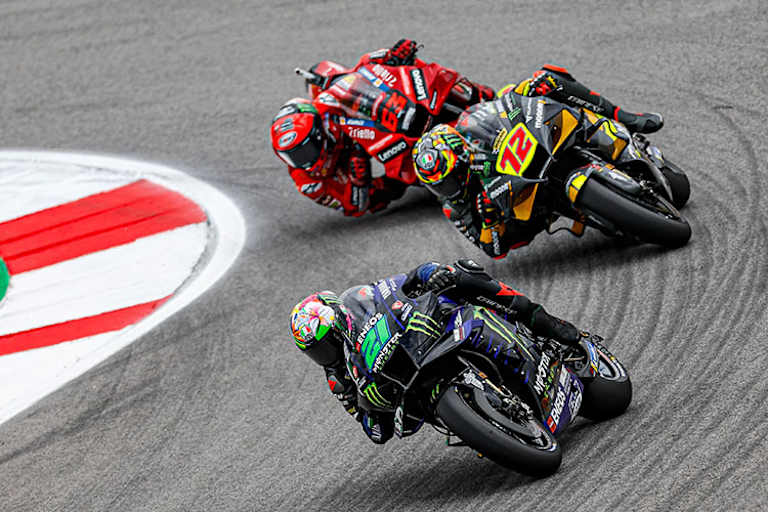 Italiener unter sich: Morbdielli (21) im Rennen vor Bezzecchi und Bagnaia