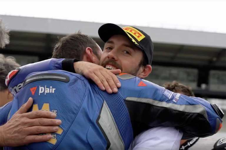 Moser herzt Folger (v.li.)