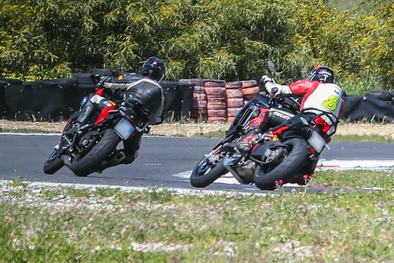 Bei den Erprobungsfahrten der V4 Pikes Peak war als Referenz eine BMW S1000XR dabei