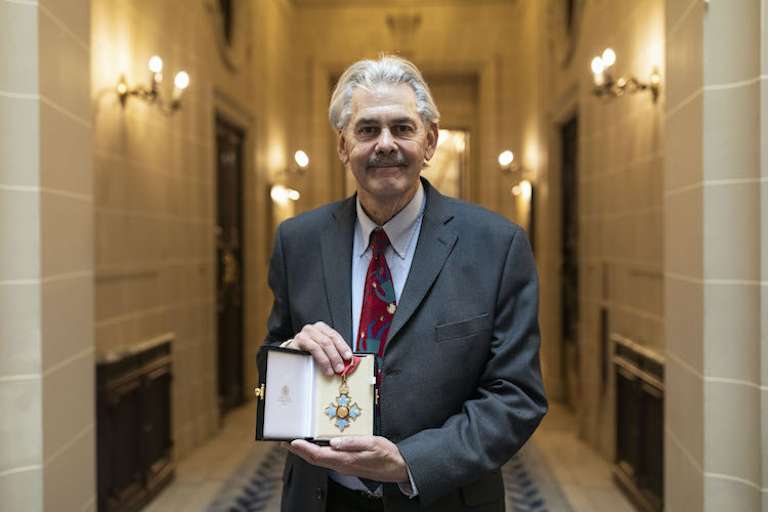 Murray mit dem Orden «Commander of the British Empire» (CBE)