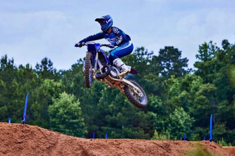 Yamaha hält am Zweitakter fest und lässt der YZ250 auf 2022 die übliche Modellpflege angedeihen 