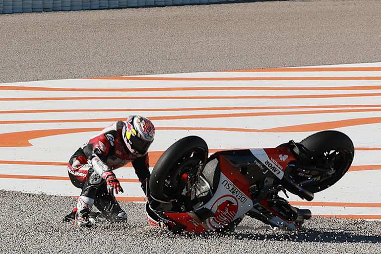 Das Ende einer Dienstfahrt: Nakagami neben der Strecke