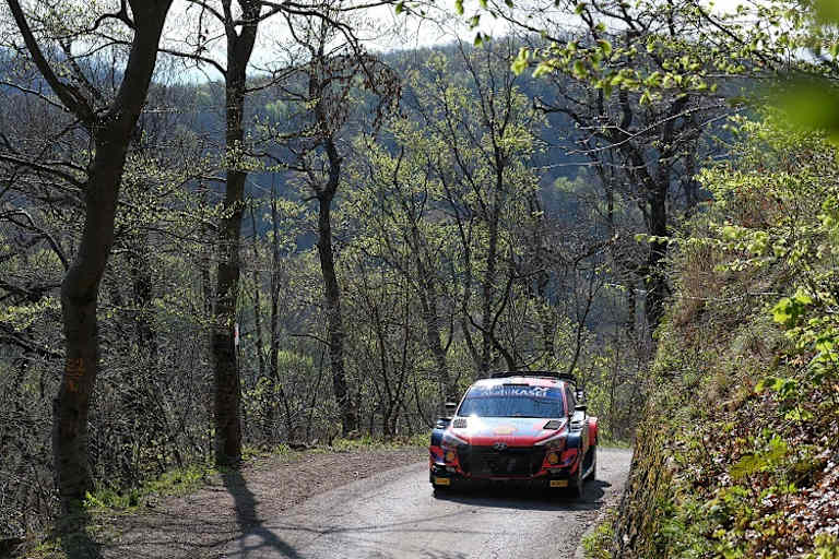 Thierry Neuville ist der erste Spitzenreiter auf Asphalt