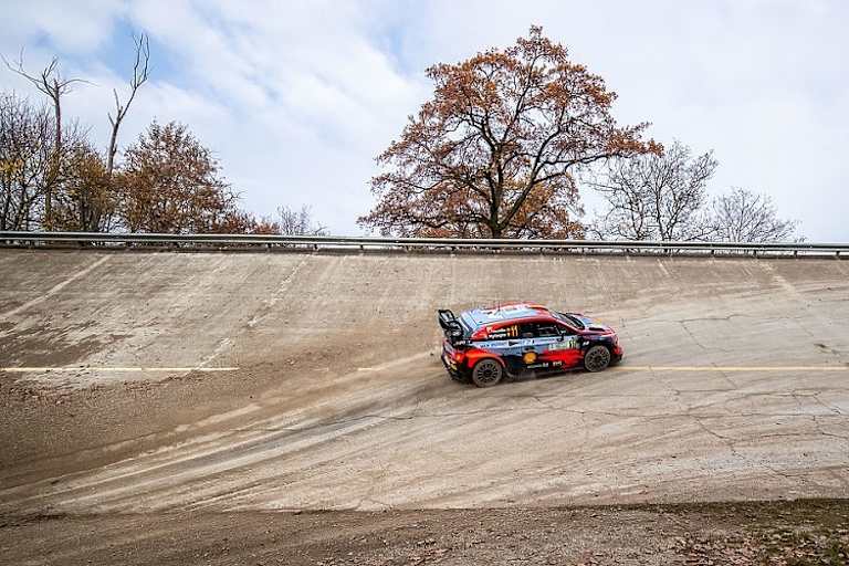 Thierry Neuville in der Steilkurve