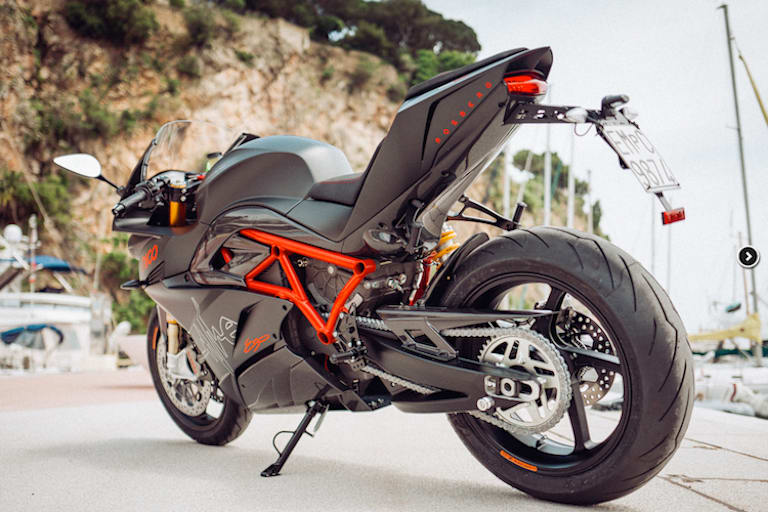 Die Maschine macht aus jeder Perspektive eine gute Figur