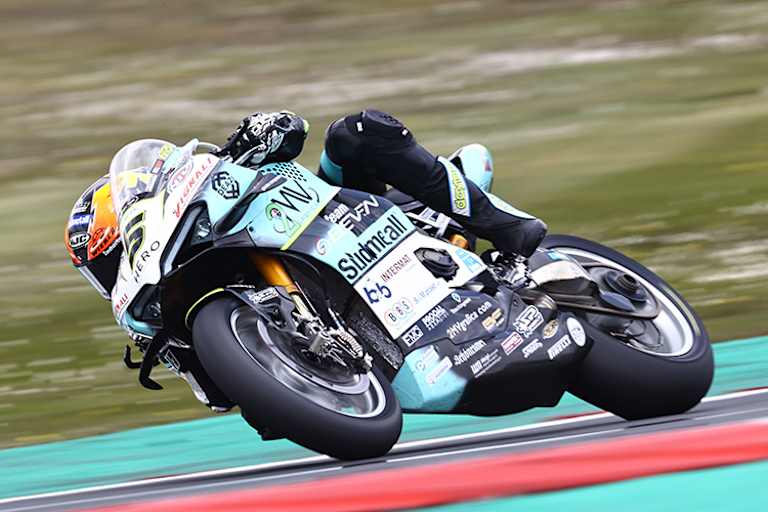 Philipp Öttl auf der Ducati V4R