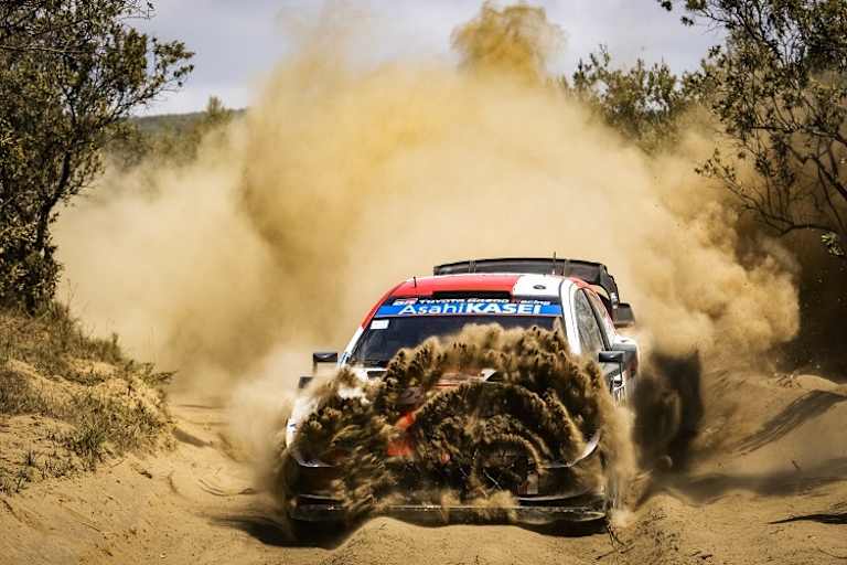 Sebastien Ogier kämpft sich durch Sand und Staub