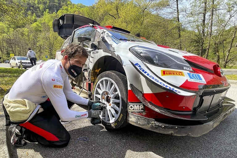 Sébastien Ogier bei der Notreparatur nach dem Unfall