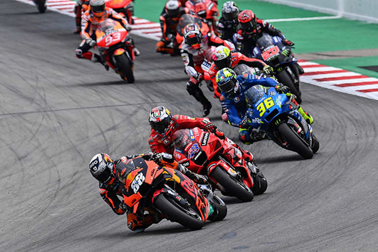 Catalunya-GP 2021: Sieger Oliveira mit der KTM an der Spitze