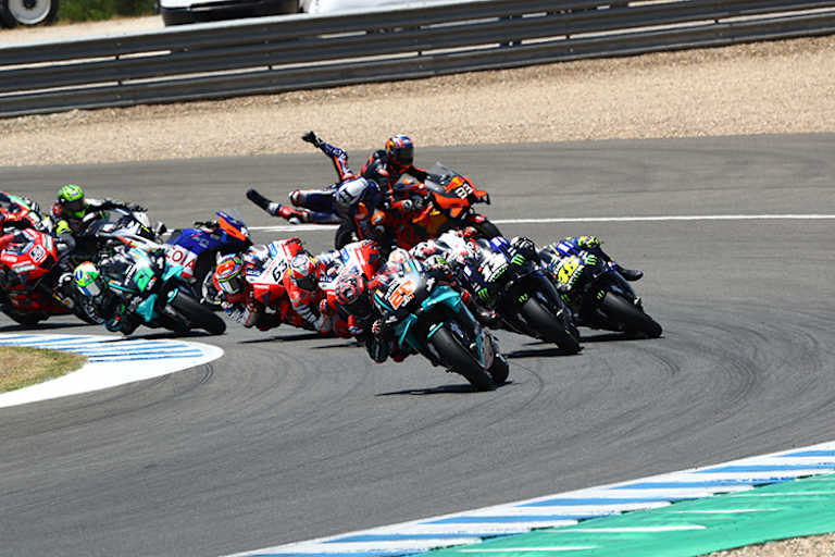 2. Jerez-GP: Binder (33) ist in der 1. Kurve mit Oliveira kollidiertm, der durch die Luft fliegt