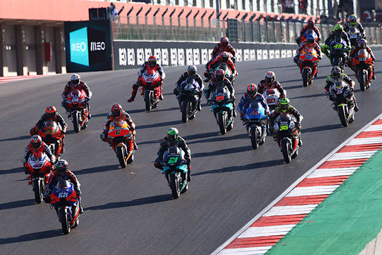 Anbremsen auf Kurve 1 in Portimao