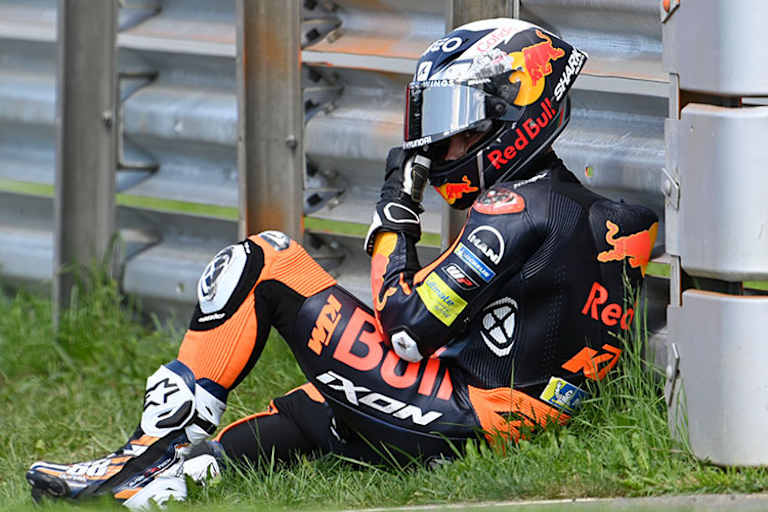 Oliveira blieb nach dem Crash wegen der starken Schmerzen eine Weile sitzen