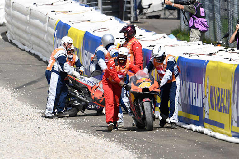 Zwei Werks-KTM im Aus, danach musste die Schuldfrage geklärt werden... 