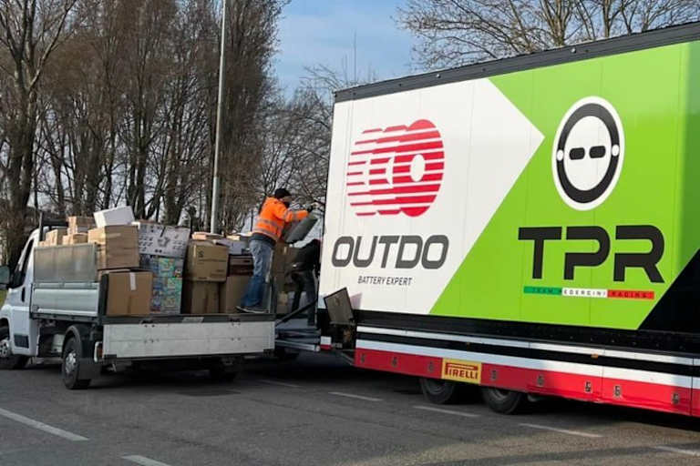 In den Auflieger passten viele Hilfsgüter hinein