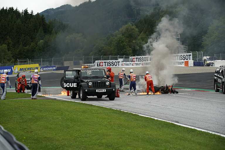 Nach dem Zusammenstoß fingen die Bikes von Pedrosa und Savadori Feuer 