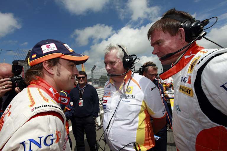 Alonso mit Pat Symonds und Alan Permane 2009