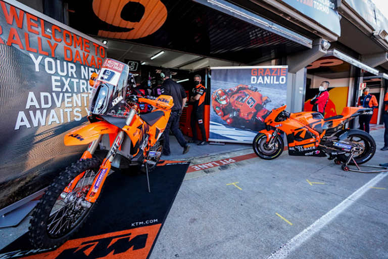 Nach dem Valencia-GP stand bei KTM gleich das Dakar-Bike für Petrucci bereit