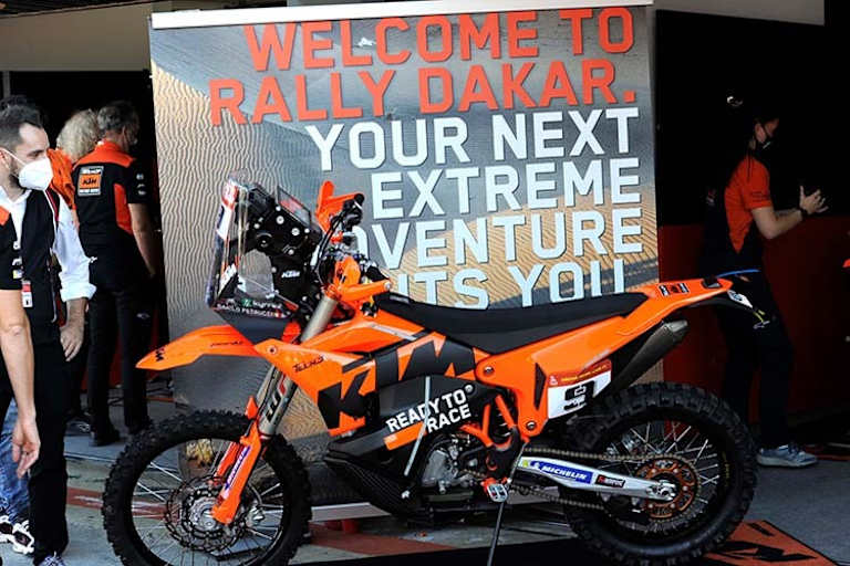 KTM präsentierte für Petrucci nach dem Grand Prix im Paddock die 450-ccm-Rallye-Maschine für Dakar