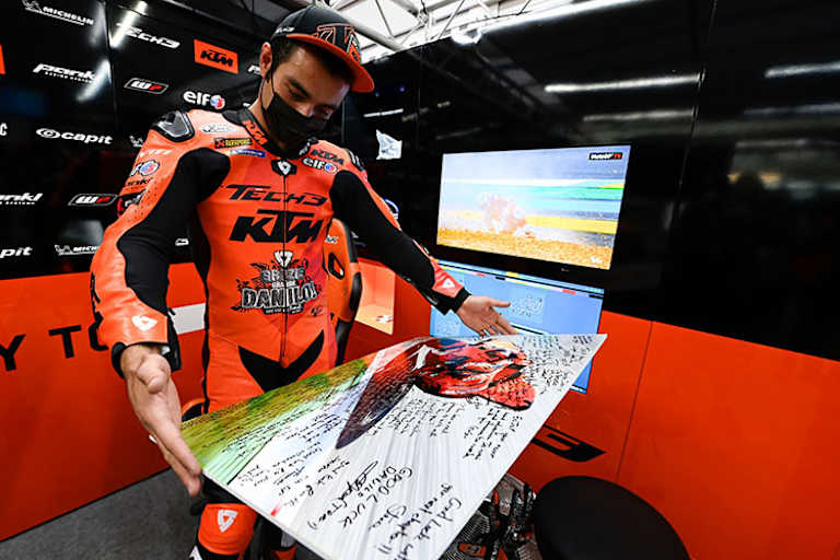 Das Team überreichte Danilo ein Poster mit allen Glückwünschen 