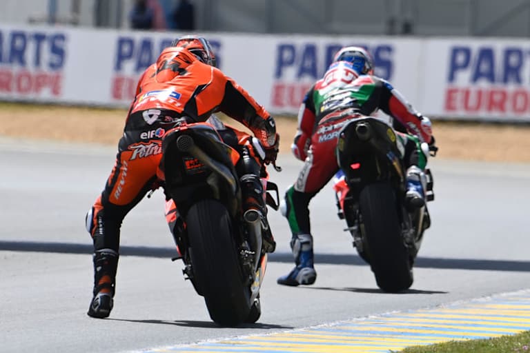 Im Rennen: Danilo Petrucci (hinten) jagt Alex Márquez den 5. Platz ab