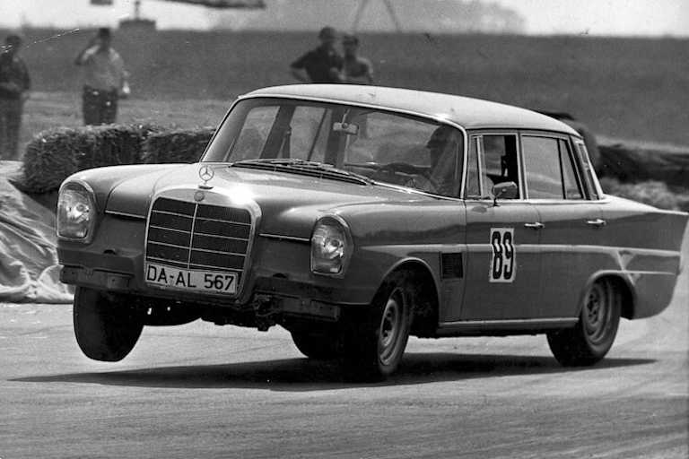 Albert Pfuhl mit einem AMG-Mercedes 300 SE beim Flugplatzrennen Mainz-Finthen 1965