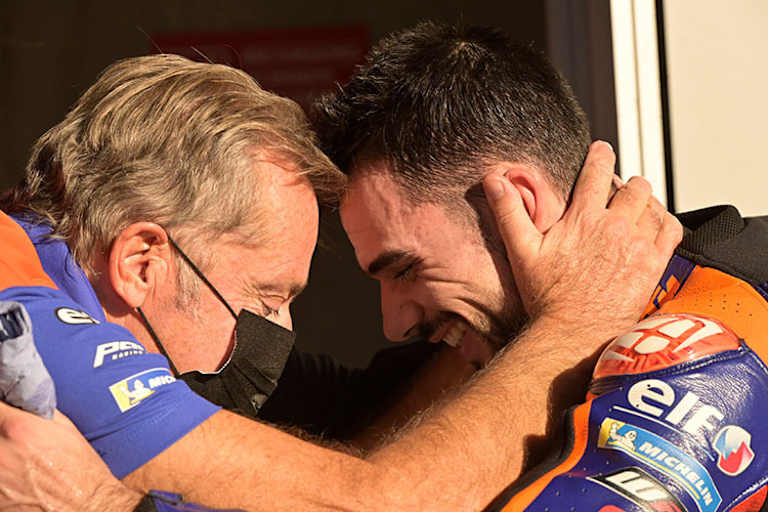 Hervé Poncharal mit Sieger Oliveira nach dem Portugal-GP 