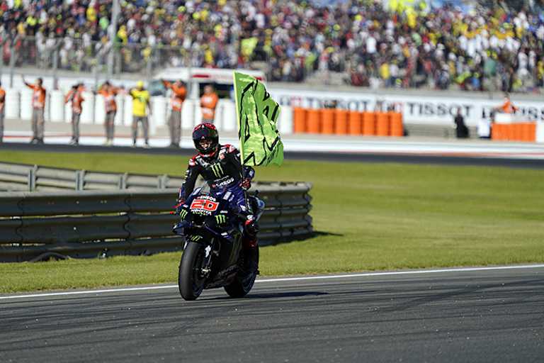Fabio Quartararo mit 46-Flagge auf der Auslaufrunde 
