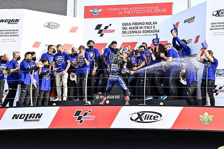 Die ganze Truppe auf dem Podest: Jubel um Weltmeister Fabio Quartararo