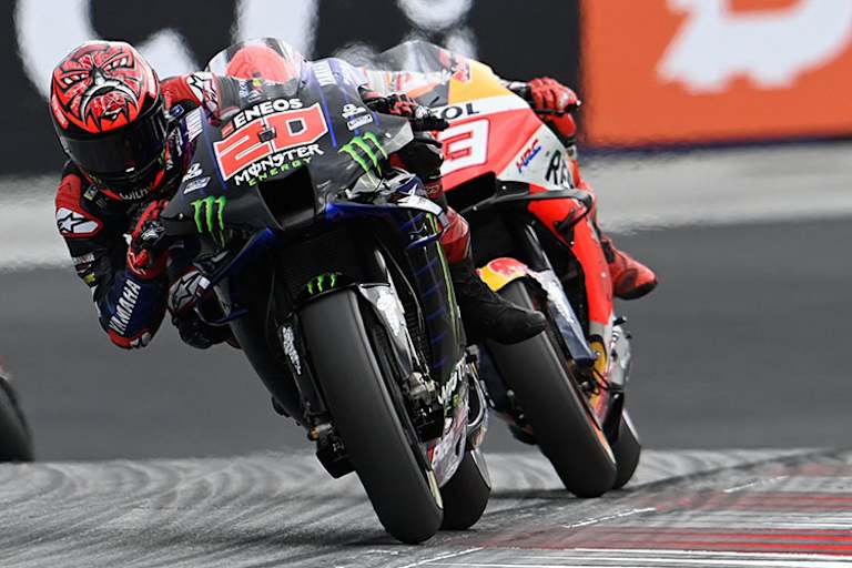 Fabio Quartararo (20) vor Marc Márquez