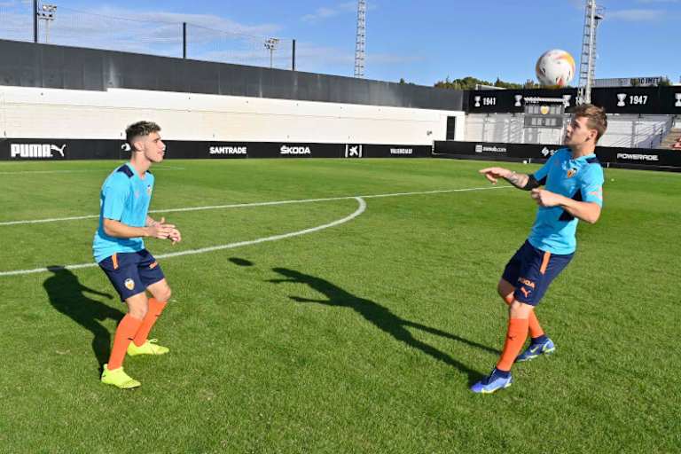 Beim FC Valencia: Tony Arbolino mit Kumpel Fabio Quartararo