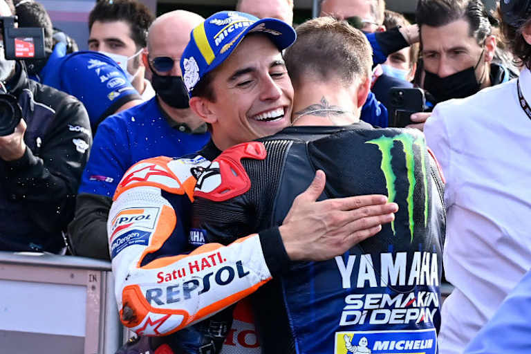 Der achtfache Weltmeister umarmt den neuen MotoGP-Champion