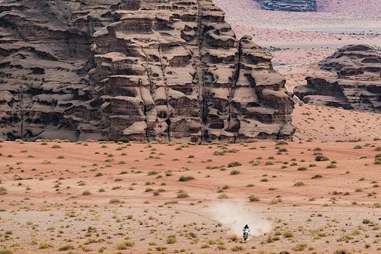Eindrucksvolle Kulisse in Saudi-Arabien: Pablo Quintanilla (Husqvarna)