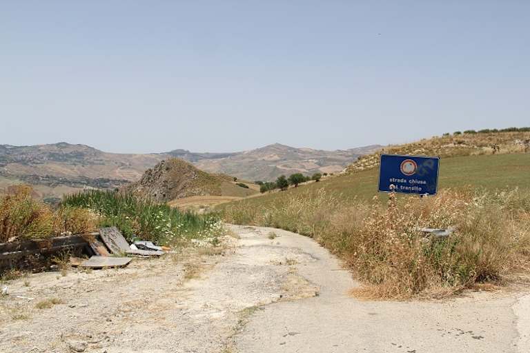 In abgelegenen Gegenden im Süden Italiens gar nicht so selten: Strasse gesperrt, weil das Geld für den Unterhalt fehlt