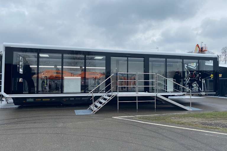 Das Husqvarna-Werksteam mietete 2020 einen neuen Trailer von Paul Sannen: Ein schneller und einfacher Aufbau ist Trumpf