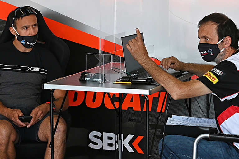 Corona schwebte über allem: Krummi (li.) mit Maske