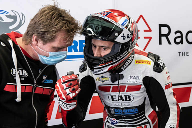 Krummi mit Frau Serena im Paddock des Catalunya-Circuit