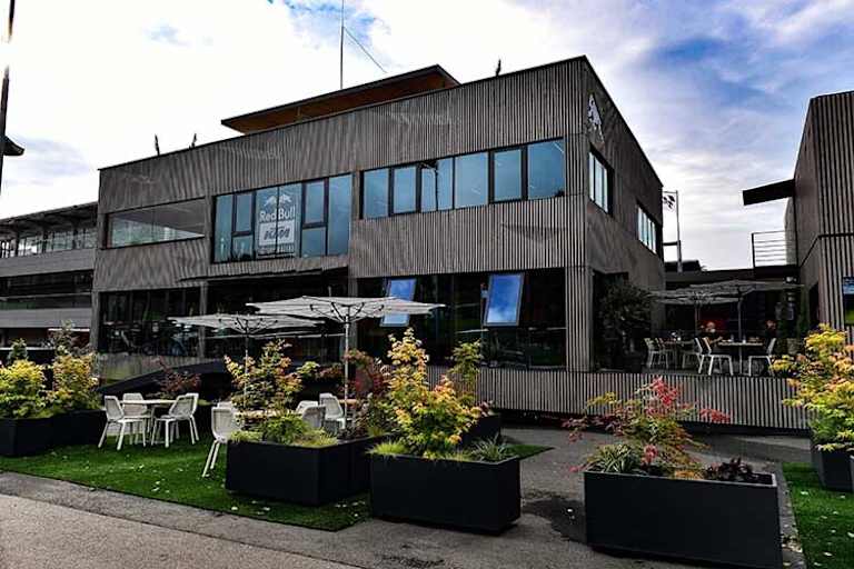 In der geräumigen Red Bull-Energy-Station ist das «social distancing» kein echtes Problem