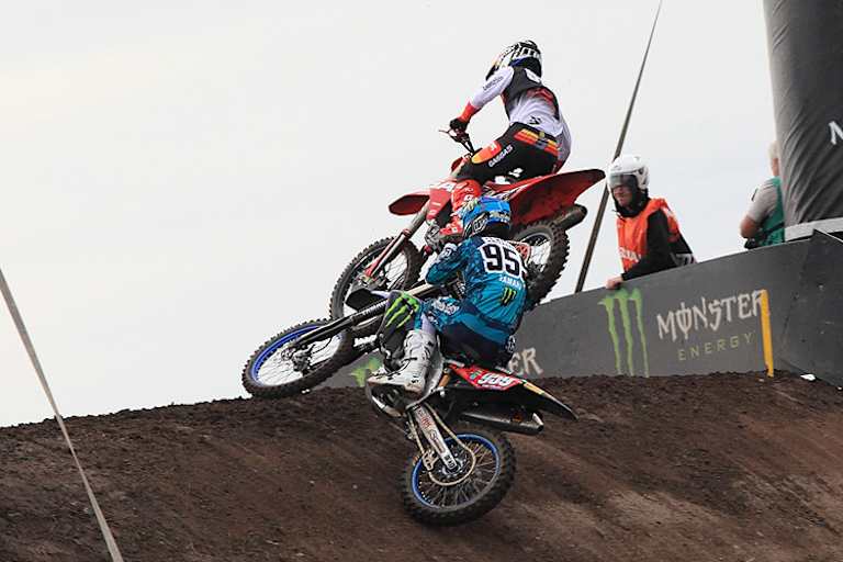 Maxime Renaux im Zweikampf mit Simon Längenfelder