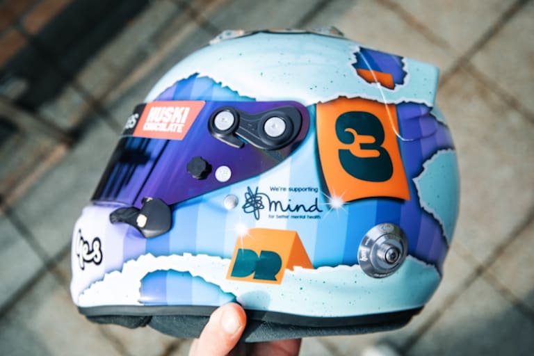 Der Helm von der Seite: Blautöne und die Startnummer des Australiers