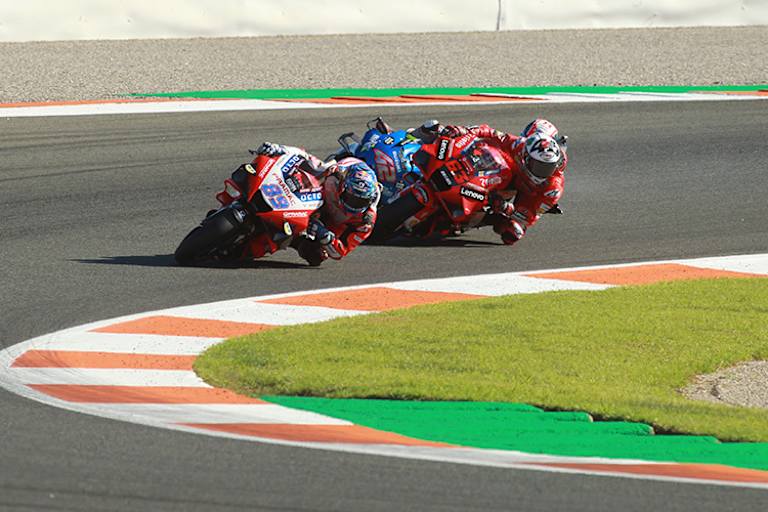 11. Runde: Der gestürzte Alex Rins rutscht knapp hinter Bagnaia von der Strecke