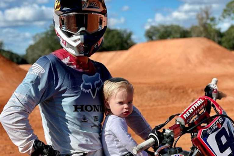 Ken Roczen beim Training über die Feiertage mit Sohn Griffin