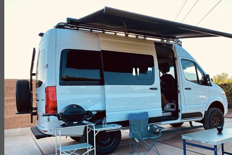 Das Wohnmobil ist mit Wassertank, Vordach und Kompressor ausgestattet