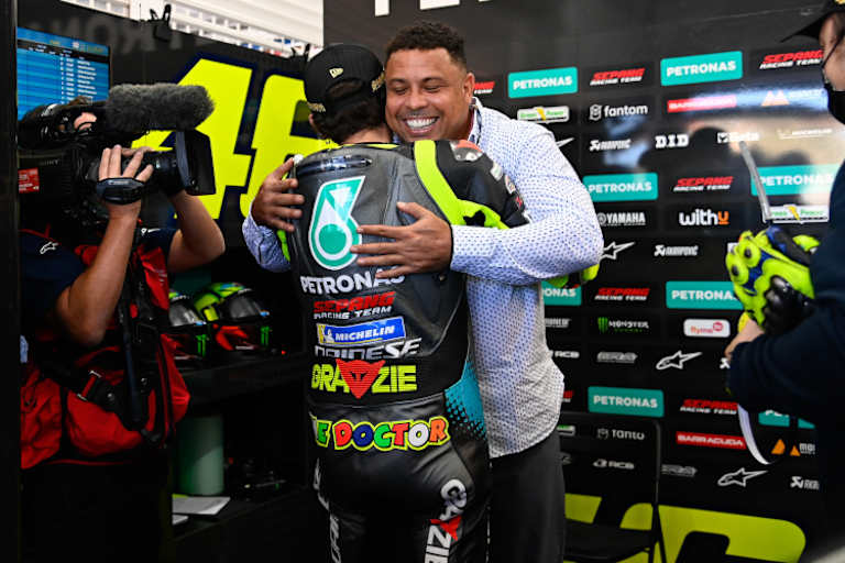 Ronaldo umarmt den MotoGP-Superstar